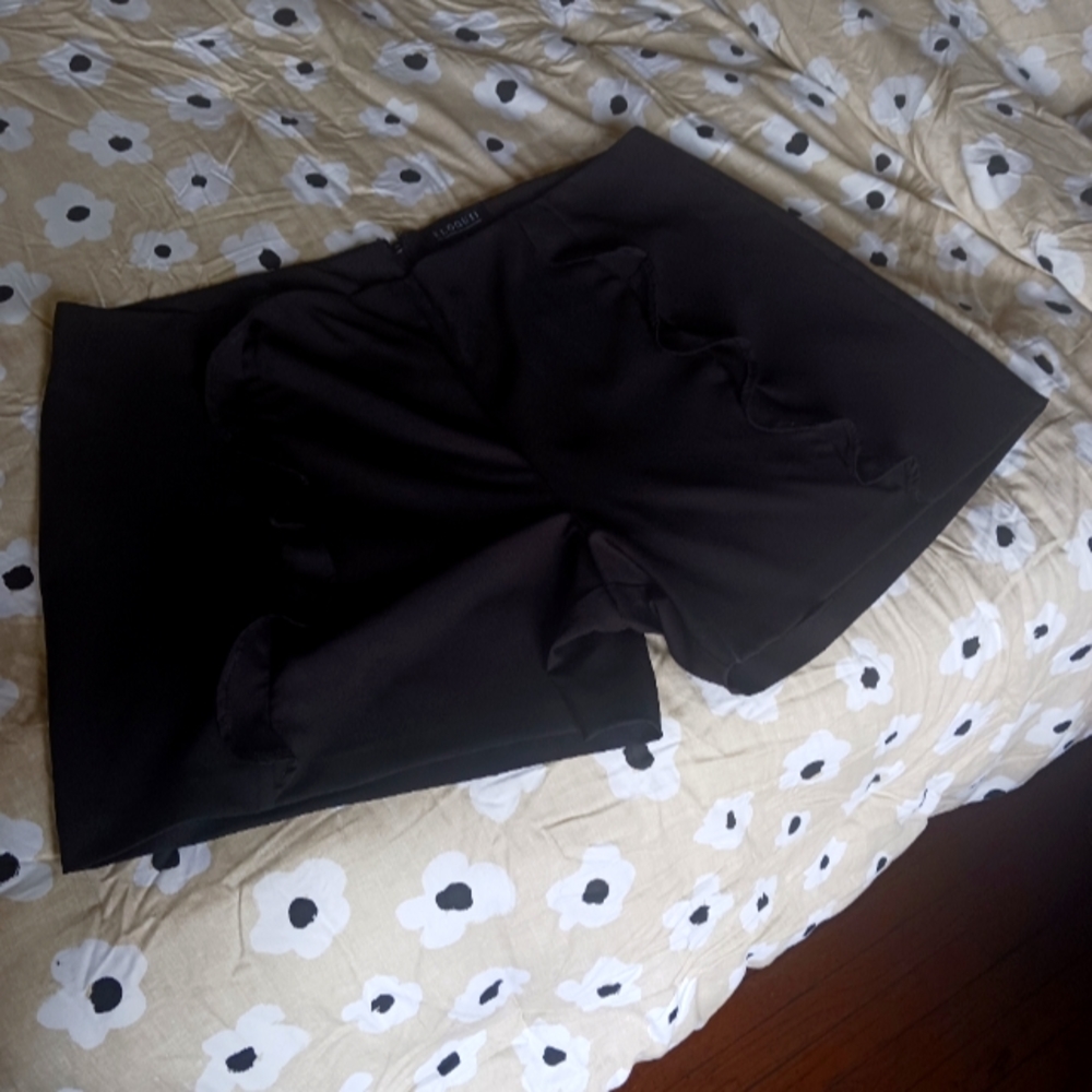 Business dress casual short shorts. Two rear never opened pockets and a rear zip